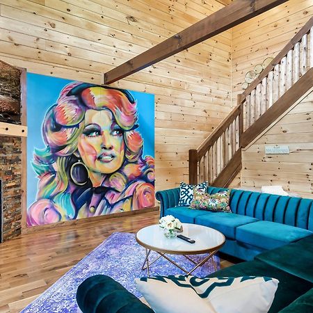 גטלינבורג Smokiesboutiquecabins Would Love To Host You At Dolly'S Cute Cabin! 4 Suites With Private Bathrooms - Hot Tub, Fire Pit, Game Room, Resort Pool Open Memorial Day Through Labor Day! מראה חיצוני תמונה