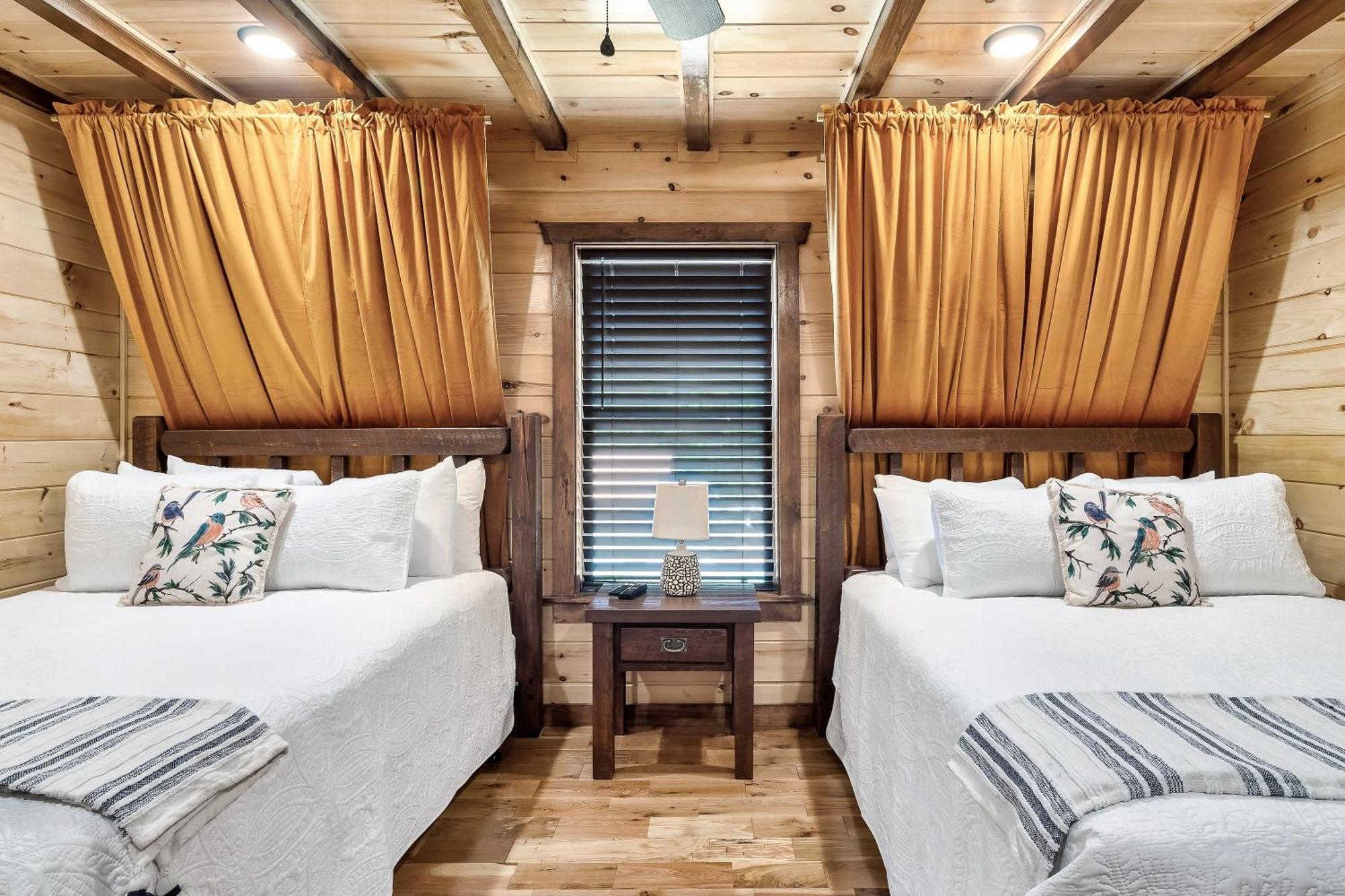 גטלינבורג Smokiesboutiquecabins Would Love To Host You At Dolly'S Cute Cabin! 4 Suites With Private Bathrooms - Hot Tub, Fire Pit, Game Room, Resort Pool Open Memorial Day Through Labor Day! מראה חיצוני תמונה