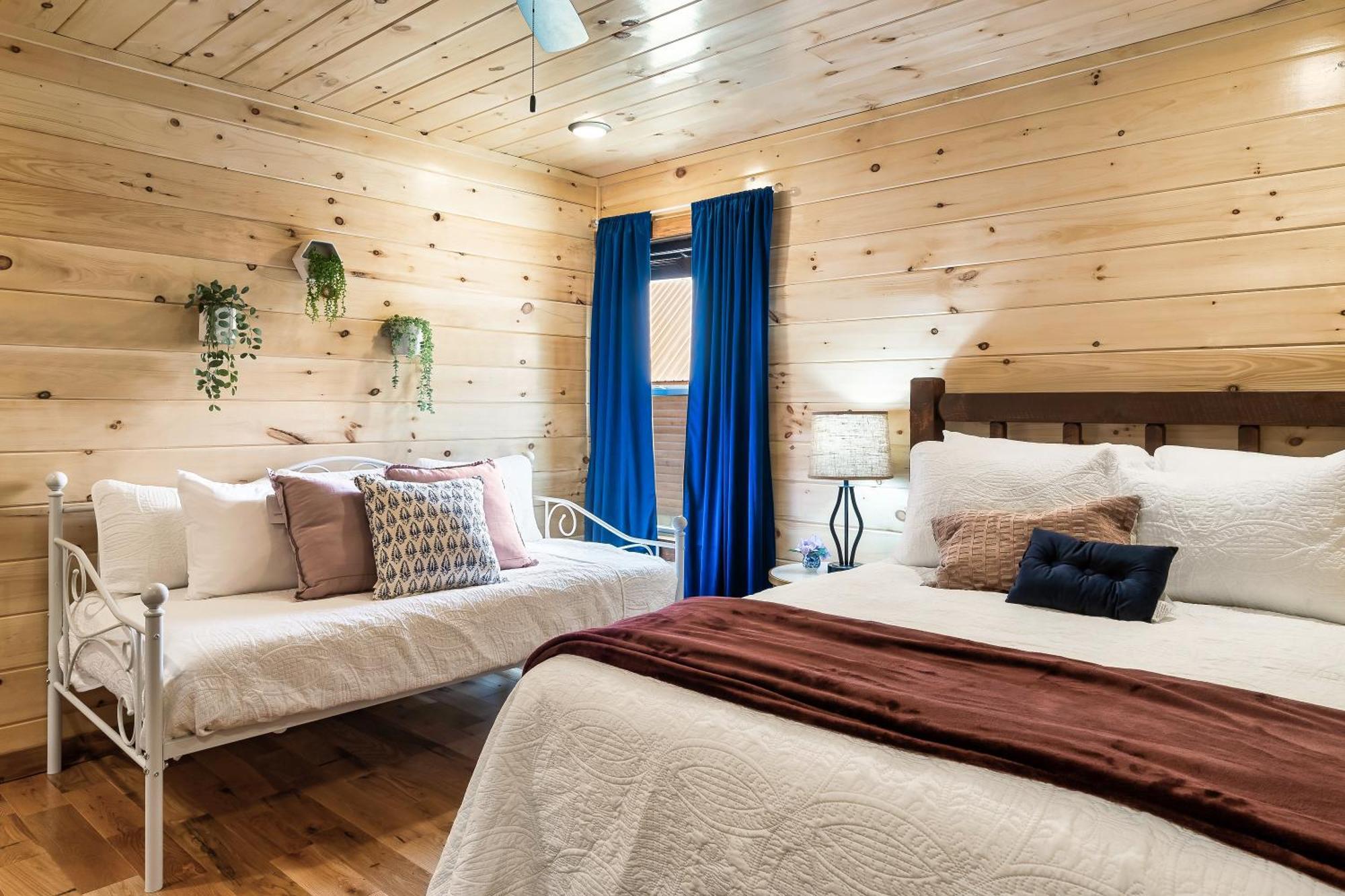 גטלינבורג Smokiesboutiquecabins Would Love To Host You At Dolly'S Cute Cabin! 4 Suites With Private Bathrooms - Hot Tub, Fire Pit, Game Room, Resort Pool Open Memorial Day Through Labor Day! מראה חיצוני תמונה