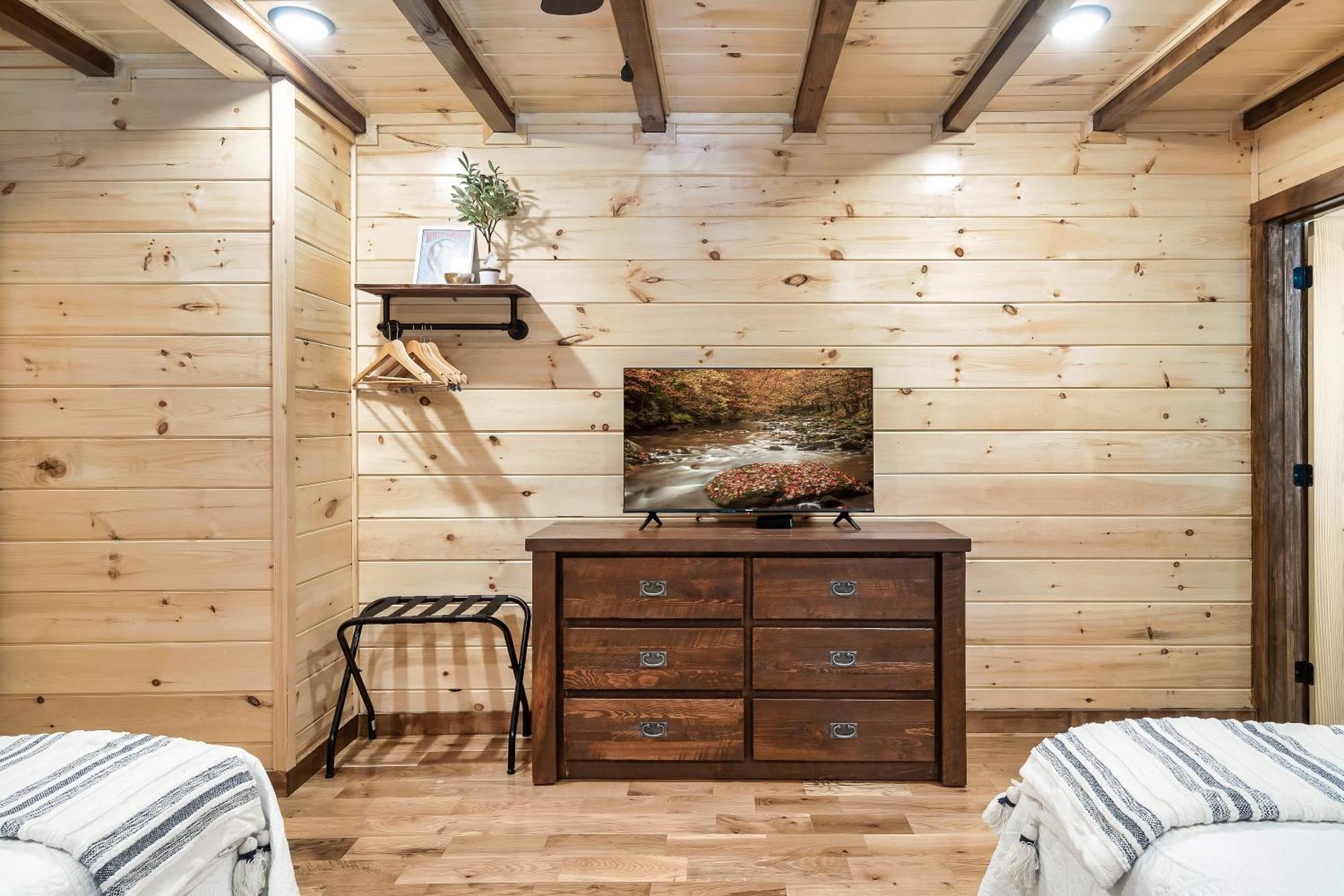 גטלינבורג Smokiesboutiquecabins Would Love To Host You At Dolly'S Cute Cabin! 4 Suites With Private Bathrooms - Hot Tub, Fire Pit, Game Room, Resort Pool Open Memorial Day Through Labor Day! מראה חיצוני תמונה