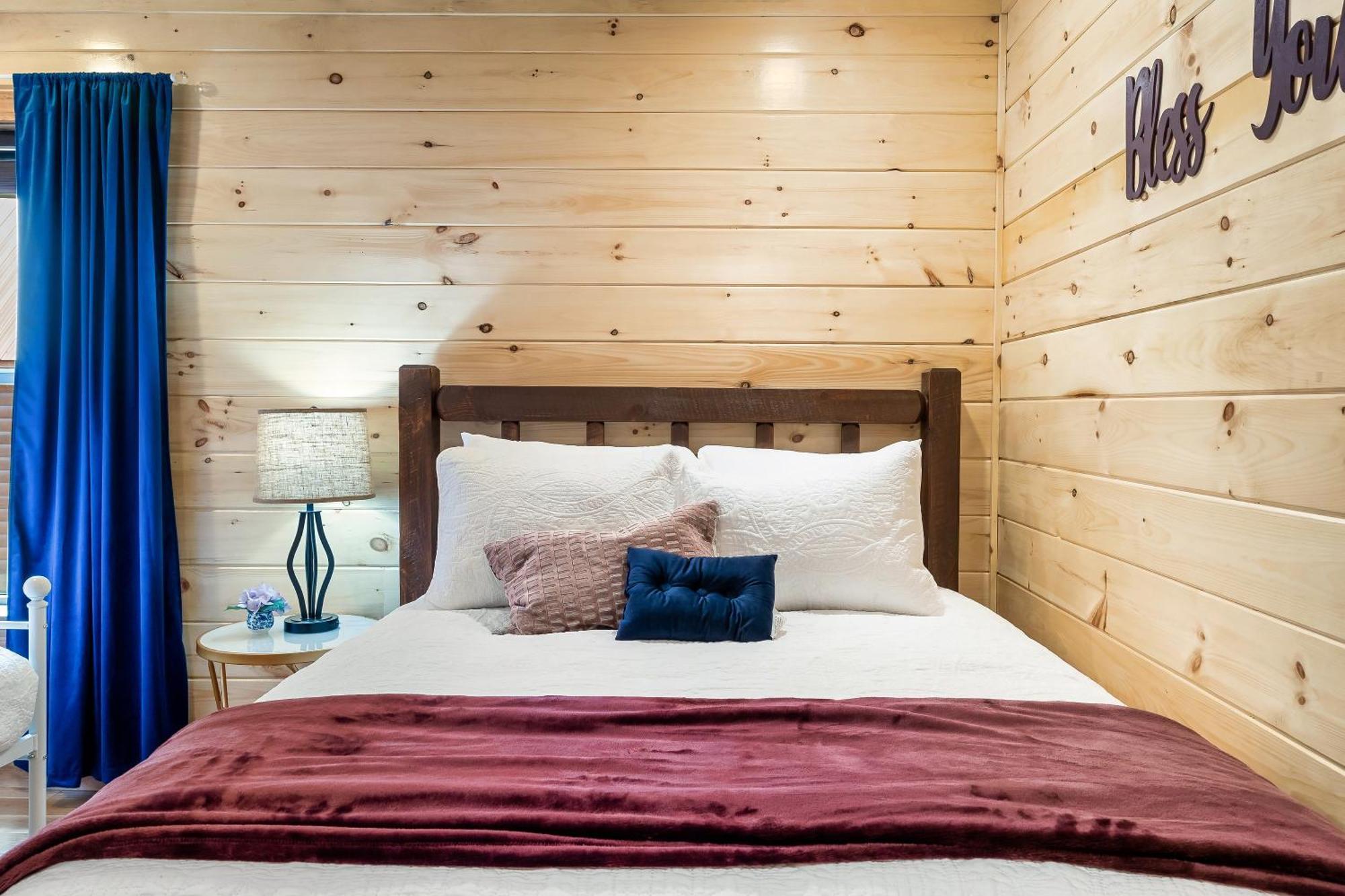 גטלינבורג Smokiesboutiquecabins Would Love To Host You At Dolly'S Cute Cabin! 4 Suites With Private Bathrooms - Hot Tub, Fire Pit, Game Room, Resort Pool Open Memorial Day Through Labor Day! מראה חיצוני תמונה