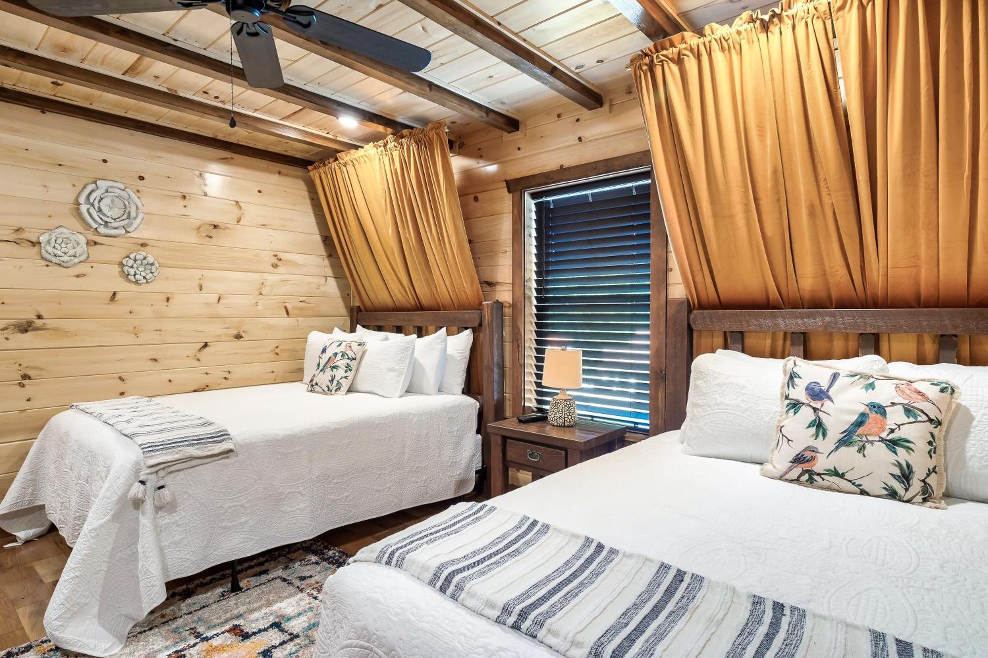 גטלינבורג Smokiesboutiquecabins Would Love To Host You At Dolly'S Cute Cabin! 4 Suites With Private Bathrooms - Hot Tub, Fire Pit, Game Room, Resort Pool Open Memorial Day Through Labor Day! מראה חיצוני תמונה