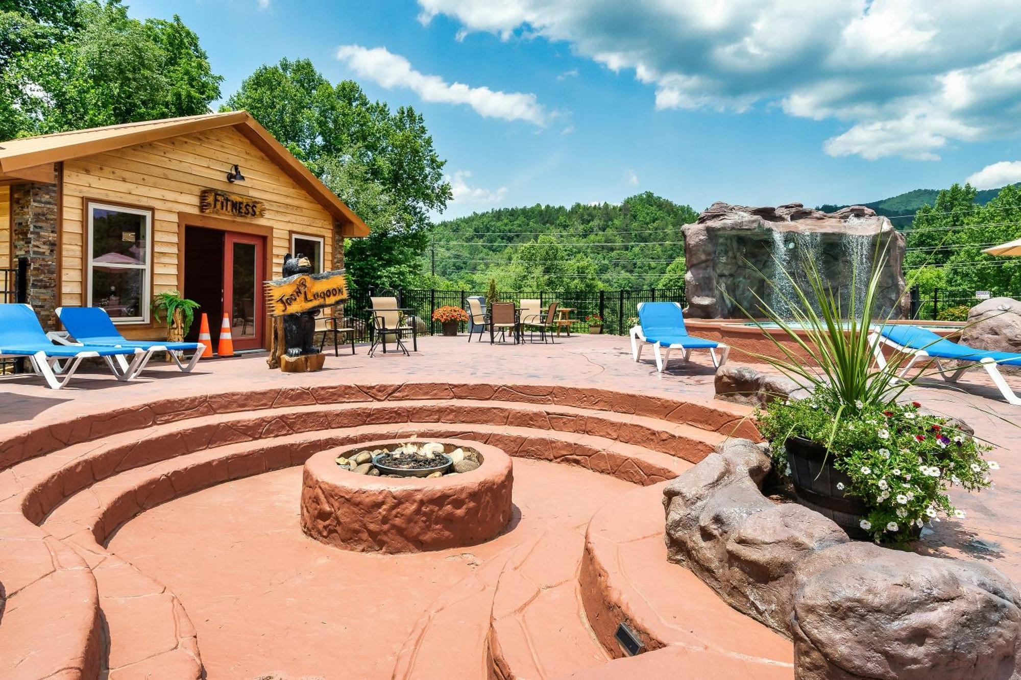 גטלינבורג Smokiesboutiquecabins Would Love To Host You At Dolly'S Cute Cabin! 4 Suites With Private Bathrooms - Hot Tub, Fire Pit, Game Room, Resort Pool Open Memorial Day Through Labor Day! מראה חיצוני תמונה