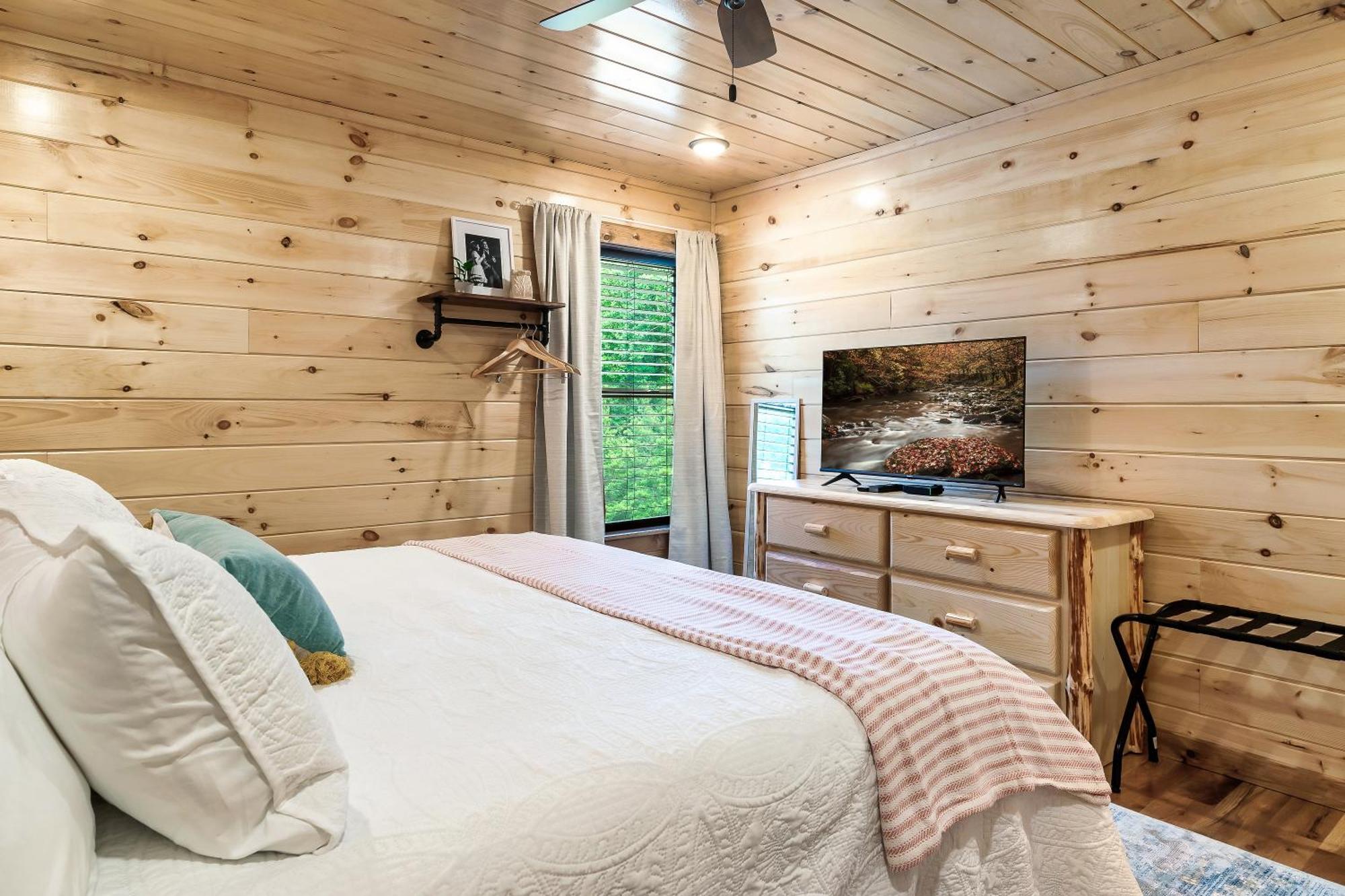 גטלינבורג Smokiesboutiquecabins Would Love To Host You At Dolly'S Cute Cabin! 4 Suites With Private Bathrooms - Hot Tub, Fire Pit, Game Room, Resort Pool Open Memorial Day Through Labor Day! מראה חיצוני תמונה